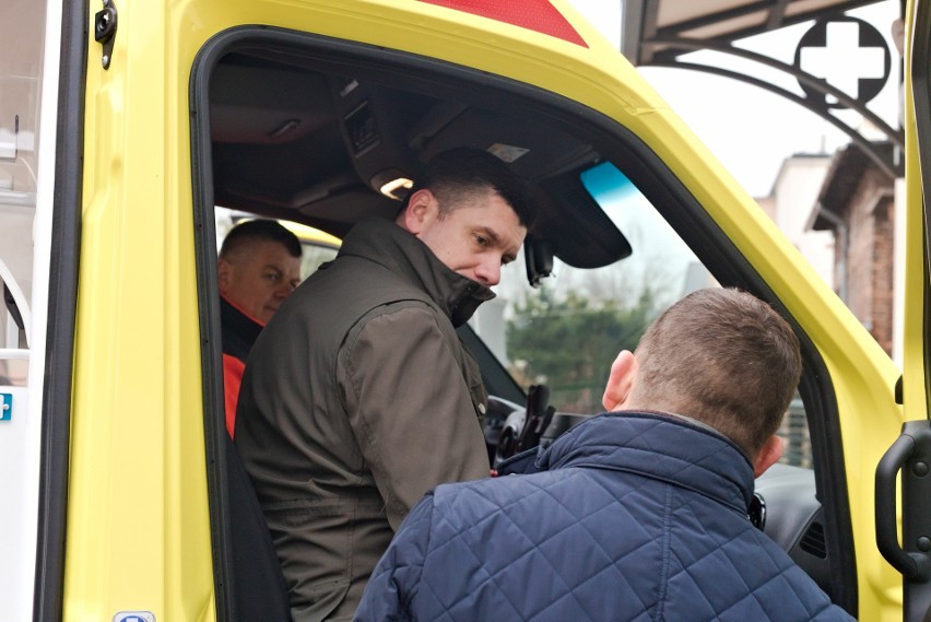 Nowoczesna, żółta karetka dla Krzeszowic. Zastąpi wysłużony ambulans, który przechodzi do rezerwy pogotowia