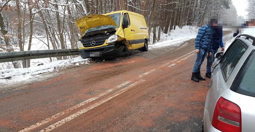 Czołowe zderzenie busa z osobówką koło Barcina [ZDJĘCIA]