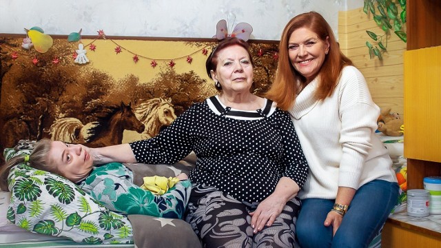 Marianna Góralska, jej córka Agnieszka oraz Katarzyna Dowbor (z prawej), prowadząca program "Nasz nowy dom".