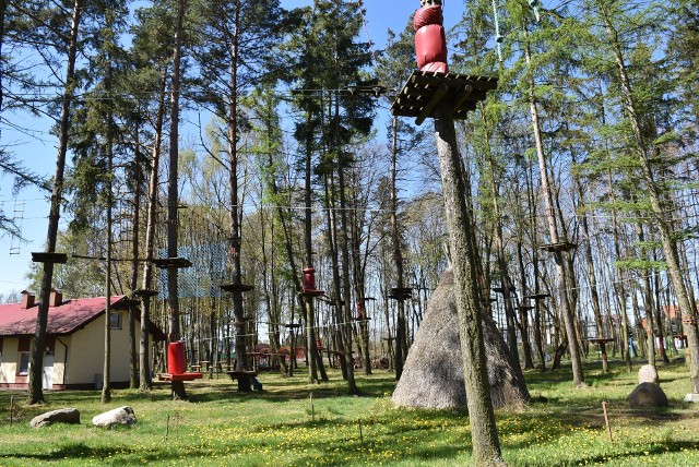 W Człuchowie funkcjonuje rozbudowany park linowy. Pierwotnie liczył sobie 3 trasy, a w zeszłym roku zbudowano dwie kolejne. Nad bezpieczeństwem użytkowników czuwają wyszkoleni instruktorzy.