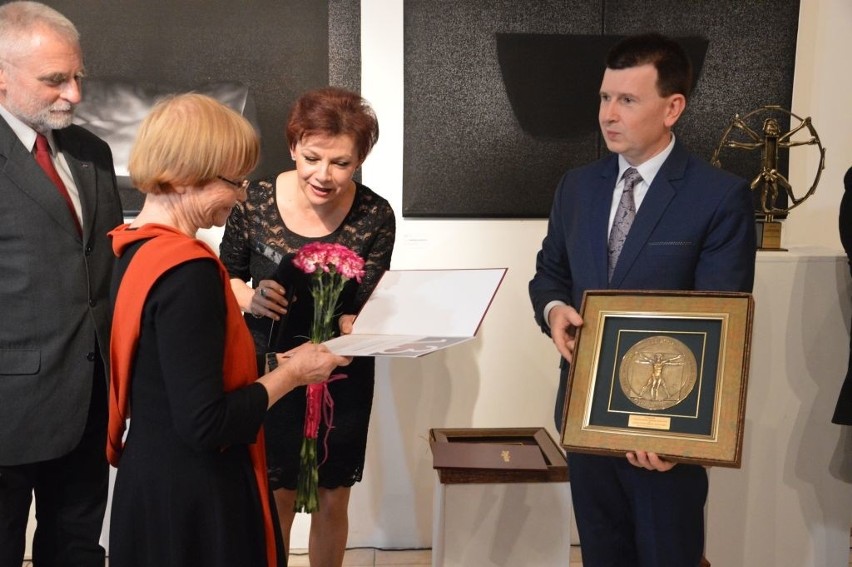 Prace światowych artystów na jesiennym Salonie Sztuki w Ostrowcu. Były nagrody i wyróżnienia