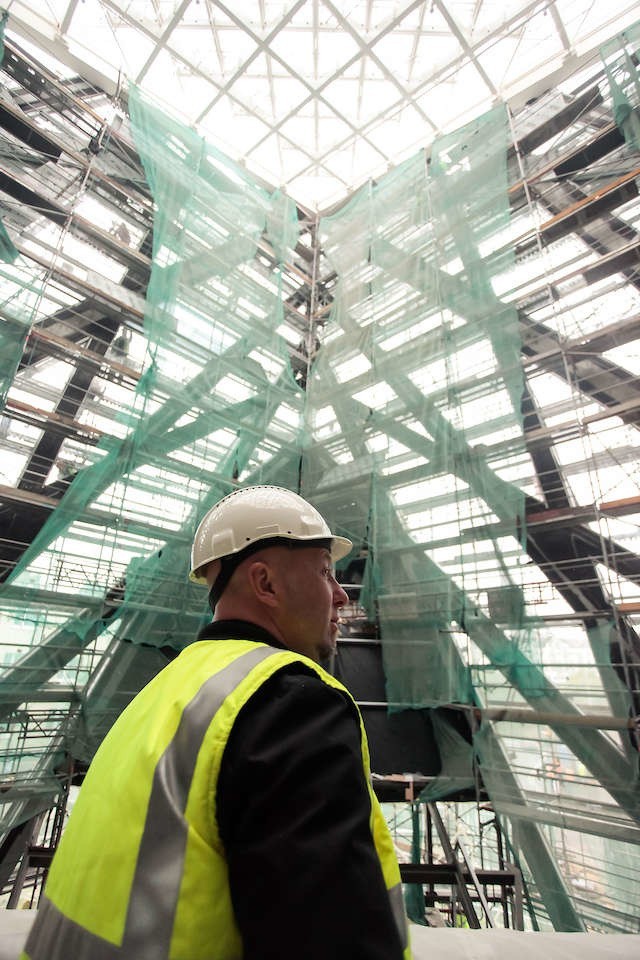 Główne wejście do galerii ma formę kryształu. Architekt Dariusz Alot twierdzi, że tzw. cristal to jeden z trudniejszych elementów całej konstrukcji.