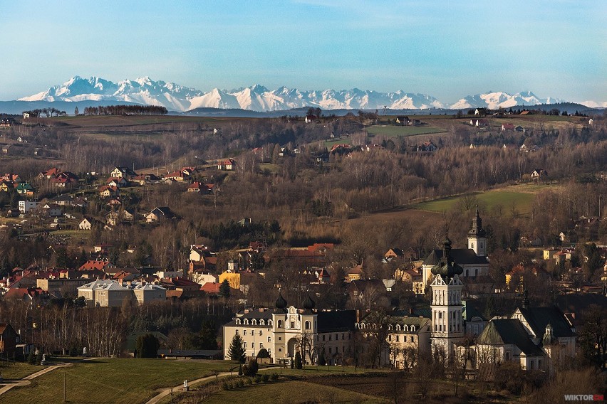 Tuchów z tatrzańskimi szczytami w tle