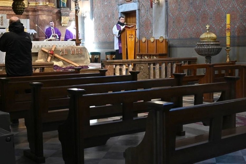 Na mszach świętych i innych uroczystościach religijnych w...