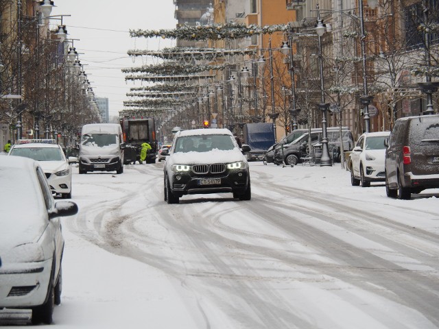 Znów przez Łódź i okolice przeszła z śnieżyca. Około godziny 10.00 nawet kilka razy zagrzmiało. Wiatr i padający śnieg sprawił, że na drogach zrobiło się biało. Na szczęście śnieżyca i wiatr nie był tak silne jak w miniony poniedziałek