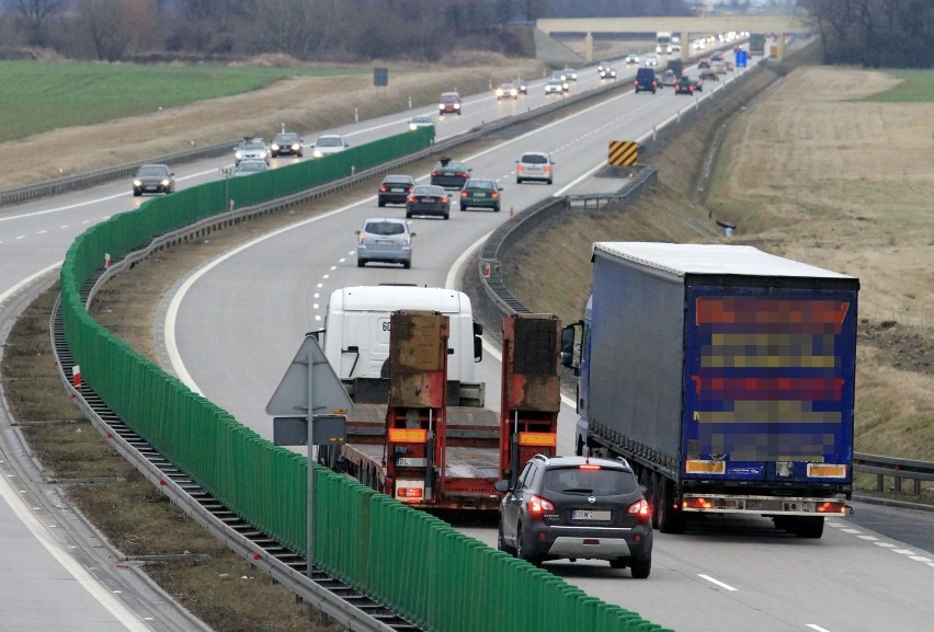 Zakaz wyprzedzania dla tirów? Na A4 mają go w nosie [FILM]