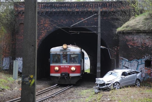 Na placu Pokoju Toruńskiego doszło do niecodziennego wypadku. Kierowca mercedesa z nieustalonych przyczyn zamiast skręcić na rondzie, wjechał na wprost, staranował barierki, spadł na torowisko i... uciekł. Z powodu tego zdarzenia ruch pociągów został wstrzymany do godz. 1.30 w nocy. W niedzielę wieczorem kierowca zgłosił się na policję.Zobacz też:Kto w wyborach miałby szanse pokonać Michała Zaleskiego?Koncert Dawida Kwiatkowskiego w ToruniuToruń za pół ceny