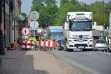 Na Placu Wolności w Sępólnie przy DK 25 remontują chodniki - utrudnień rewitalizacyjnych ciąg dalszy. Zdjęcia z placu budowy