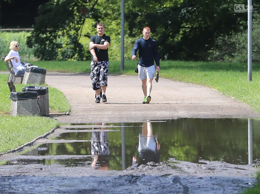 Po ostatnich ulewnych deszczach woda w Rusałce w parku...