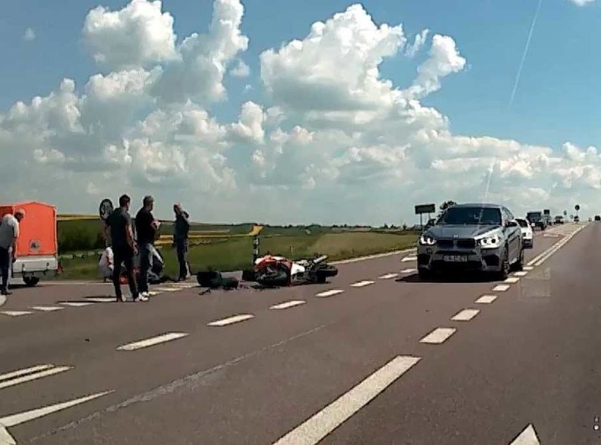 Dziecinin. Motocyklista wjechał w samochód, trafił do szpitala (ZDJĘCIA)