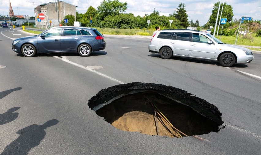 Ogromna dziura w jezdni na ul. Wiosennej w Szczecinie