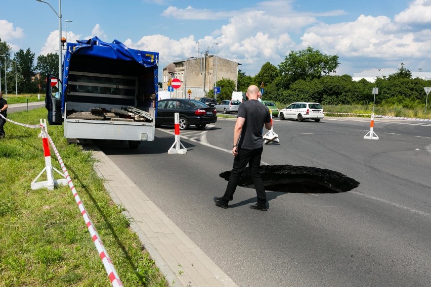 Ogromna dziura w jezdni na ul. Wiosennej w Szczecinie