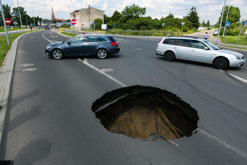 Ogromna dziura w jezdni na ul. Wiosennej w Szczecinie