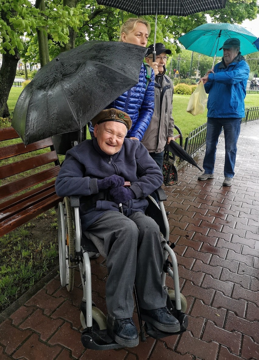 Kraków. Jeden z ostatnich uczestników bitwy o Monte Cassino i opiekun niedźwiedzia Wojtka złożył kwiaty w 77. rocznicę zdobycia wzgórza