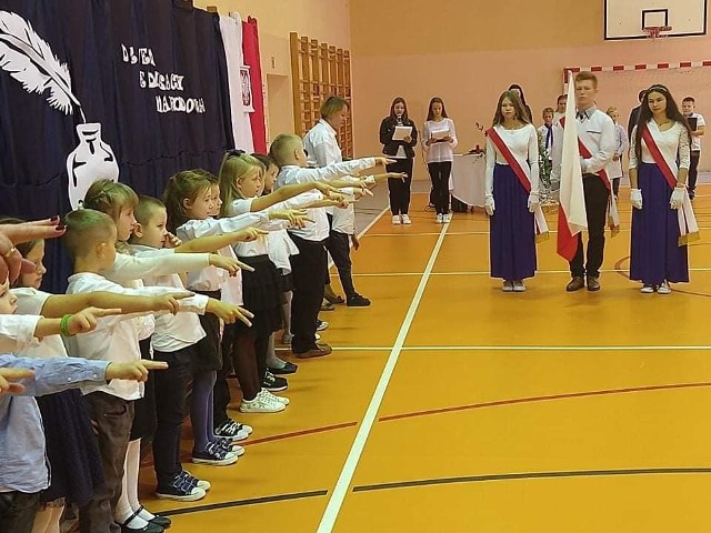 Uczniowie klasy pierwszej szkoły podstawowej w Suchej w gminie Białobrzegi złożyli ślubowanie i zostali pasowani na uczniów.