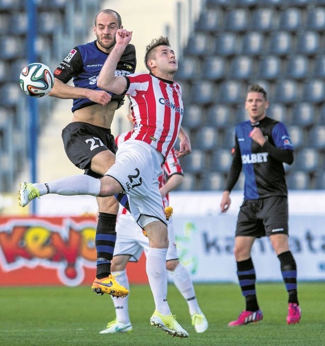 Iwan Majewski (z lewej), walczący o piłkę z Marcinem Budzińskim, przyznał, że drugi stracony gol podłamał zawodników Zawiszy.