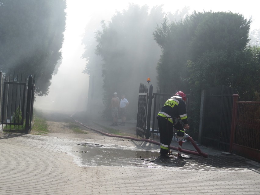 Brodnica. Pożar budynku gospodarczego - niedaleko centrum miasta. Z ogniem walczyło 20 strażaków