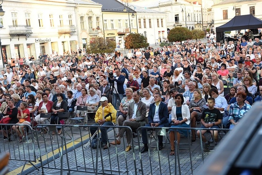 Nowy Sącz. Imieniny Miasta z gwiazdami: Kasia Moś, Wojtek Cugowski, Beata Rybotycka, Konrad Imiela i inni na sądeckim Rynku [ZDJĘCIA]