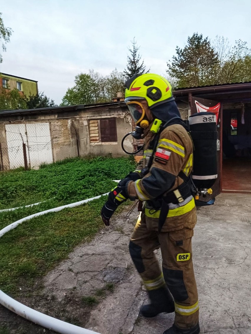 Pożar zabudowań w Łaziskach w powiecie szydłowieckim. Jedna osoba poszkodowana. Na miejscu działało pięć zastępów straży pożarnej