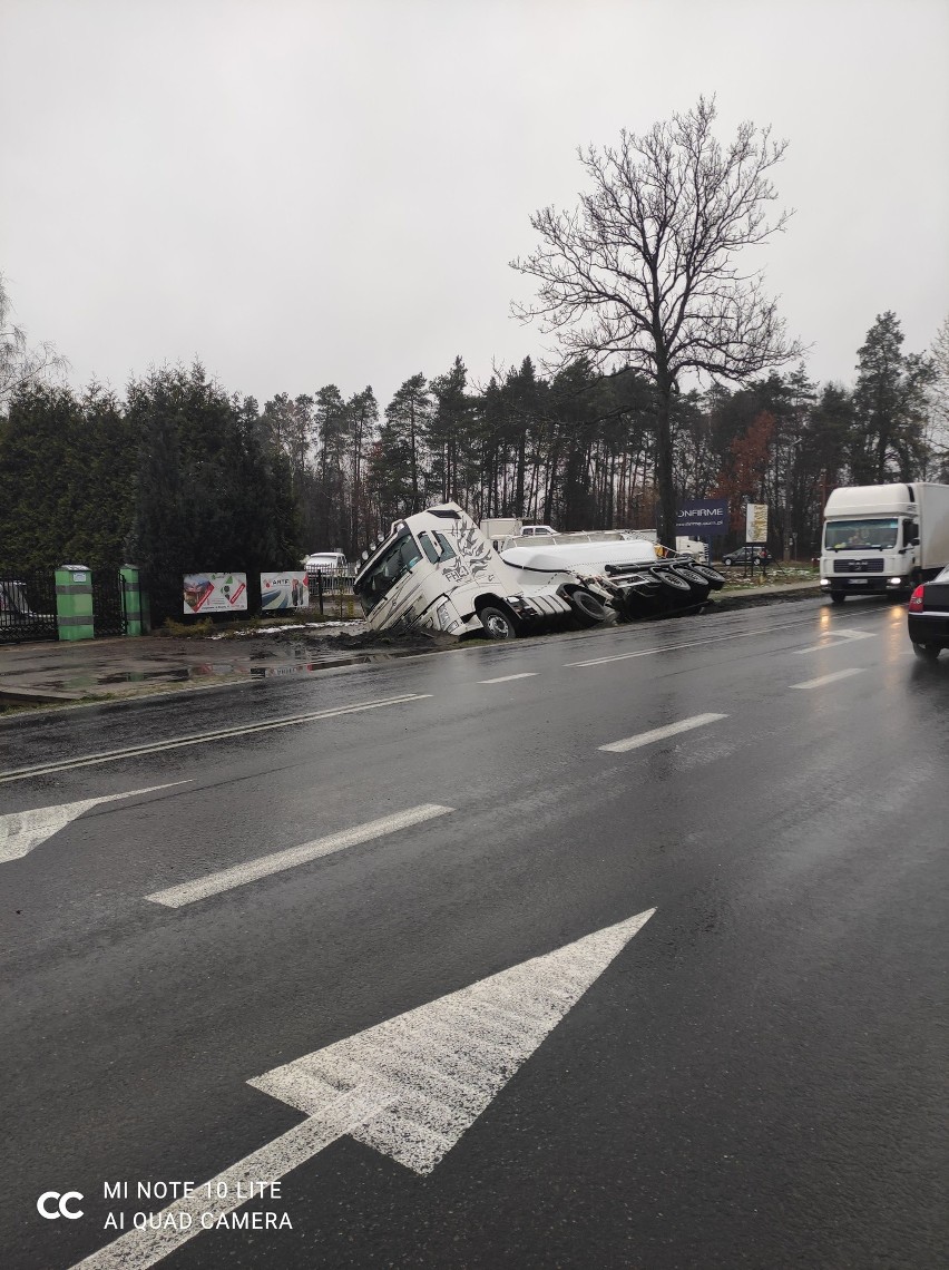 Pod Radomiem doszło do kolizji drogowej samochodu...