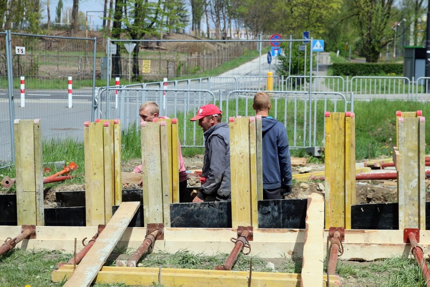 Chcą upamiętnić „proboszcza Majdanka” z Lublina. Epidemia pokrzyżowała plany budowniczych pomnika. Zobacz zdjęcia