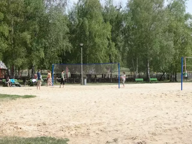 Boisko do siatkówki na plaży w Strzeszynku można wypożyczyć za darmo. Pod jednym warunkiem.