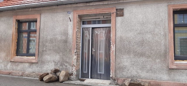 Konserwator miejski w Chełmnie twierdzi, że na takie nowoczesne drzwi w kamienicy nie wydał zezwolenia