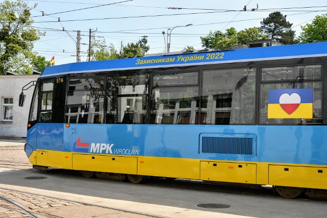 MPK Wrocław uhonorowało trzecią rocznicę zaprzysiężenia Wołodymyra Zełenskiego na prezydenta Ukrainy i symbolicznie wsparło broniących się sąsiadów przed agresją rosyjską. Po ulicach Wrocławia jeździć będzie tramwaj w barwach Ukrainy 20.05.2022