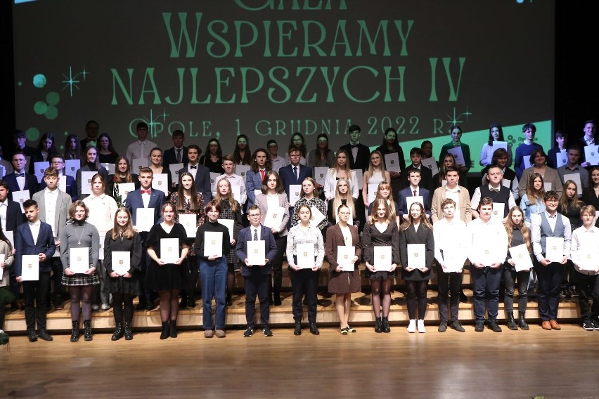 Stypendia marszałkowskie otrzymało 300 uczniów z całej...