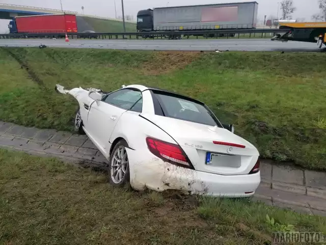 77-letni obywatel Niemiec siedział za kierownicą sportowego mercedesa SLC 180. W pewnym momencie auto uderzyło w tył naczepy, jadącego przed nim samochodu ciężarowego. 77-latek stracił panowanie nad osobówką i pojazd znalazł się w przydrożnym rowie. Mężczyzna trafił do szpitala.