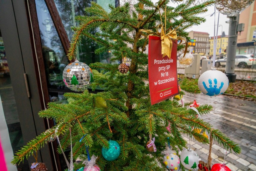 Dzieci ozdobiły choinki na Szczecińskim Jarmarku Bożonarodzeniowym [ZDJĘCIA]