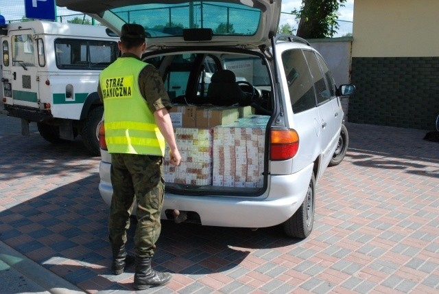 Augustów: Volkswagen sharan załadowany papierosami. Kierowca uciekał (zdjęcia) 