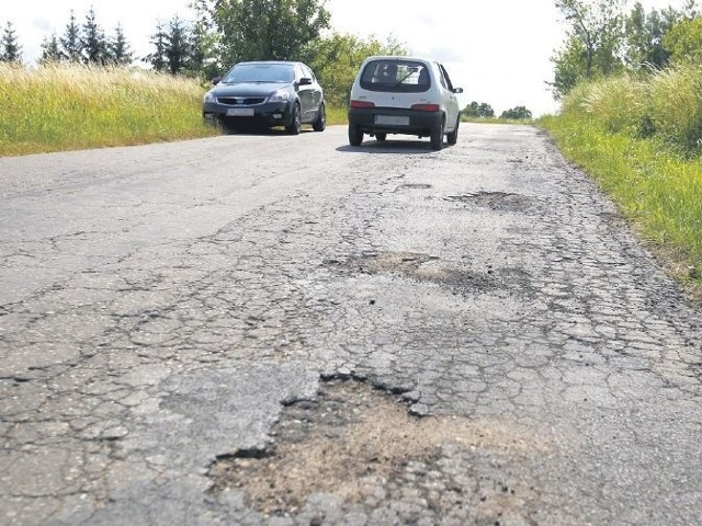 Odcinek drogi Ustowo-Kurów-Siadło Dolne-Siadło Górne już nie nadaje się do łatania, tylko do przebudowy &#8211; uważa wójt Kołbaskowa. Na zdjęciu fragment tej drogi w obecnym stanie.