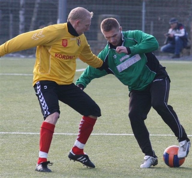 Piłkarze Stali Stalowa Wola (z piłką Krzysztof Trela) przegrali sparing z Koroną w Kielcach.