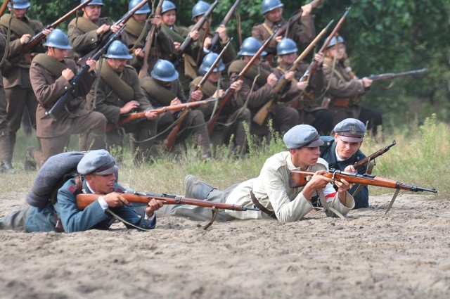 Polscy strzelcy walczą z nacierającą piechotą bolszewicką.