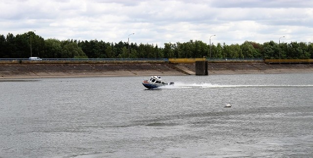 Patrol policji uratował załogę jachtu na zalewie Jeziorsko