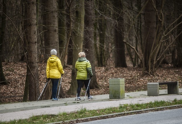 Rejon Góry Chełmskiej w Koszalinie, zwłaszcza w weekendy, jest oblegany przez spacerowiczów. To miejsce, gdzie obecnie można się wybrać, ale trzeba zadbać o ograniczenie kontaktu z innymi
