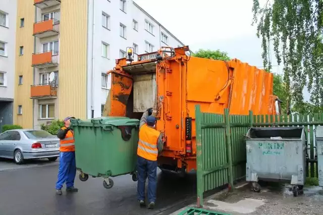 Śmieci w Strzelcach Opolskich wywozi obecnie przedsiębiorstwo komunalne. W przyszłym tygodniu gmina ma rozstrzygnąć przetarg i ogłosić, jaka firma zajmie się tym od 1 lipca.