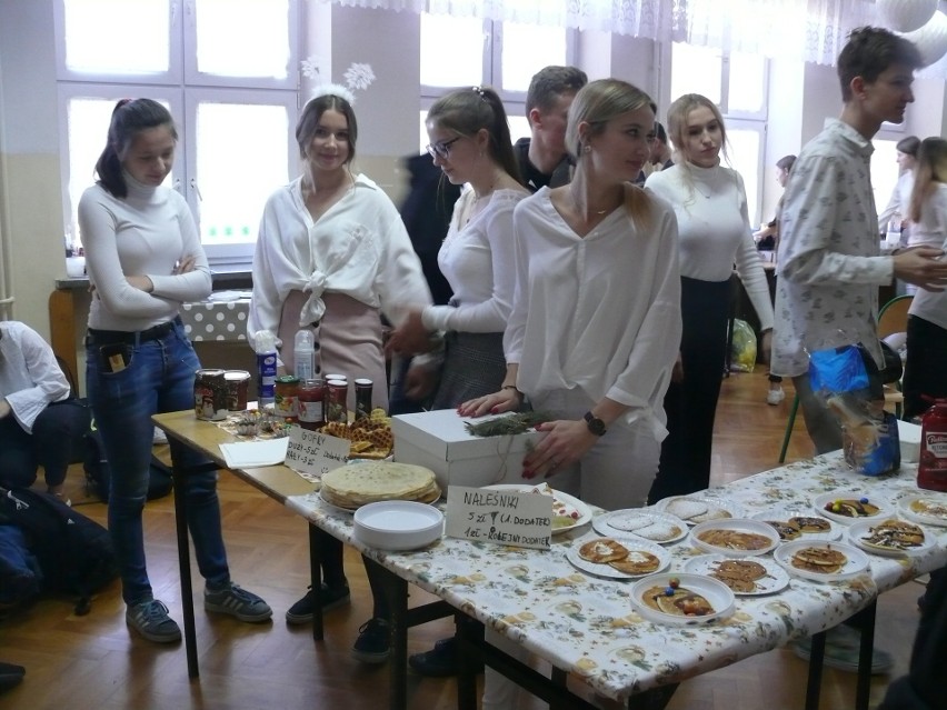 Uczniowie „Kochanowskiego” sami przygotowali smakołyki,...