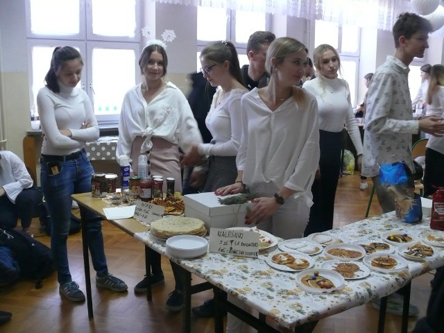 Uczniowie „Kochanowskiego” sami przygotowali smakołyki, które sprzedawali na kiermaszu, by wesprzeć hospicjum.