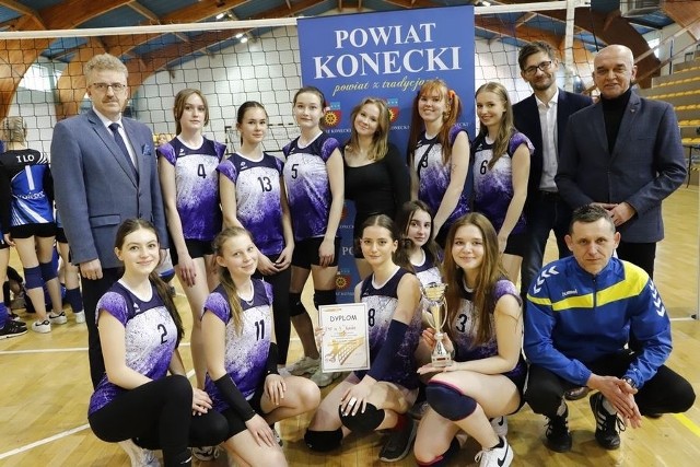 Turniej siatkówki o Puchar Starosty Koneckiego.