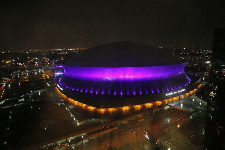Stadion Mercedes-Benz Superdome oświetlony na purpurowo dla...