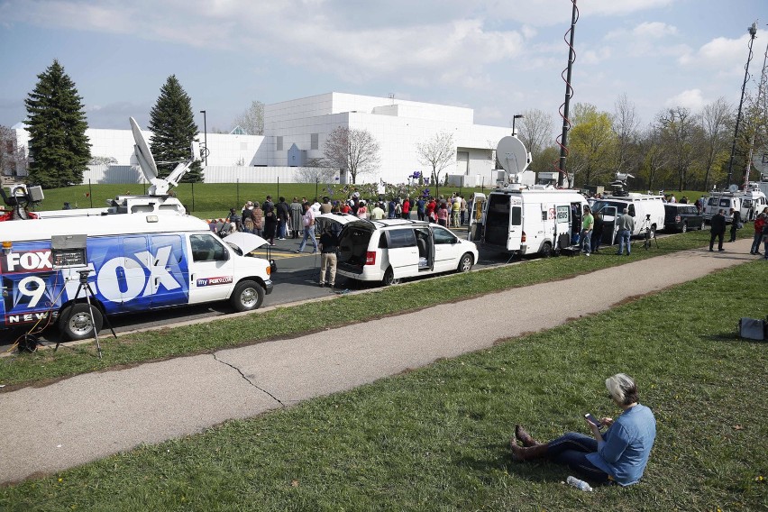 Dziennikarze i fani przed Paisley Park, gdzie w wieku 57 lat...