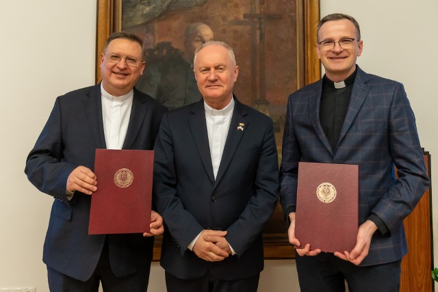 Od lewej: ks. prof. Mirosław S. Wróbel, rektor KUL ks. prof. dr hab. Mirosław Kalinowski, ks. dr hab. Marcin Kowalski