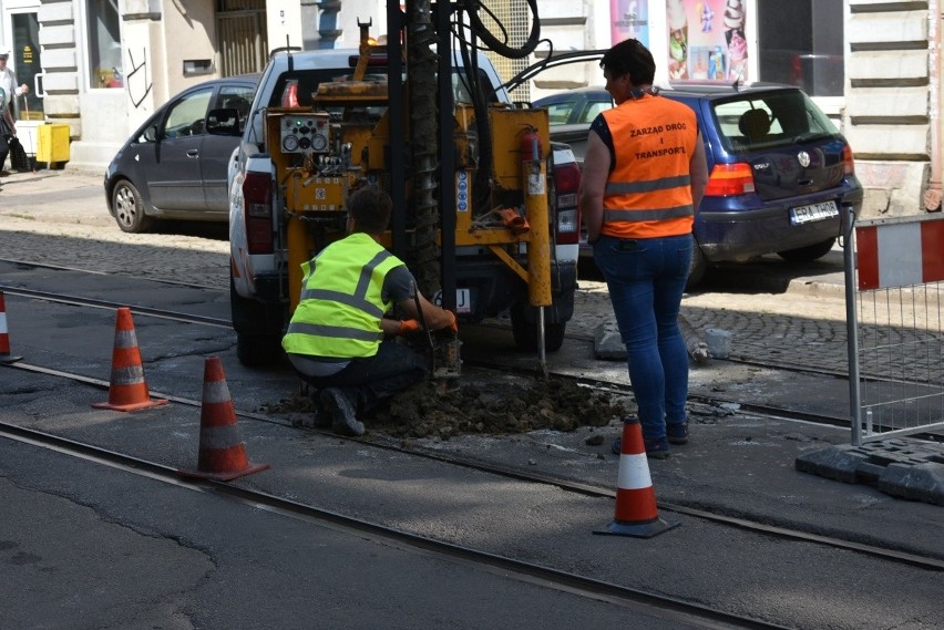 Geolodzy badają grunt pod ulicami Legionów i Cmentarną przed ich rewitalizacyjnymi remontami