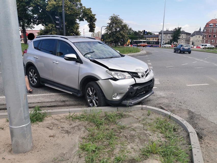 Z ustaleń "drogówki" wynika, iż kierujący toyotą rav4 nie...