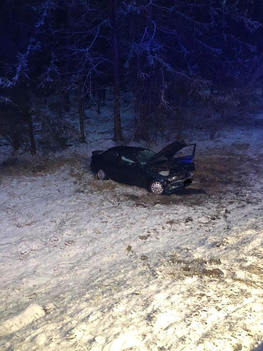 Dachowanie BMW na DK65 w okolicach miejscowości Zalesie