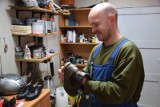 Pan Jarek od 15 lat prowadzi zakład szewski w Zielonej Górze. Przez pandemię chętnych, by naprawić buty, ubyło. Na pomoc ruszyli klienci