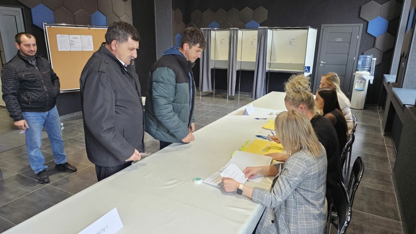 Trwa druga tura wyborów samorządowych 2024 w gminie Strawczyn w powiecie kieleckim. Zobacz na zdjęciach, jak przebiega głosowanie