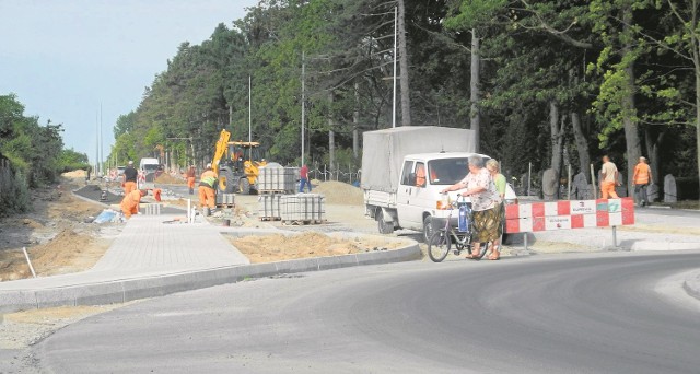 W pobliżu nowego ronda ma być około trzydzieści miejsc parkingowych. Będą od strony ogródków działkowych. Po drugiej stronie jezdni zrobiono ścieżkę rowerową. Koniec robót 5 września tego roku